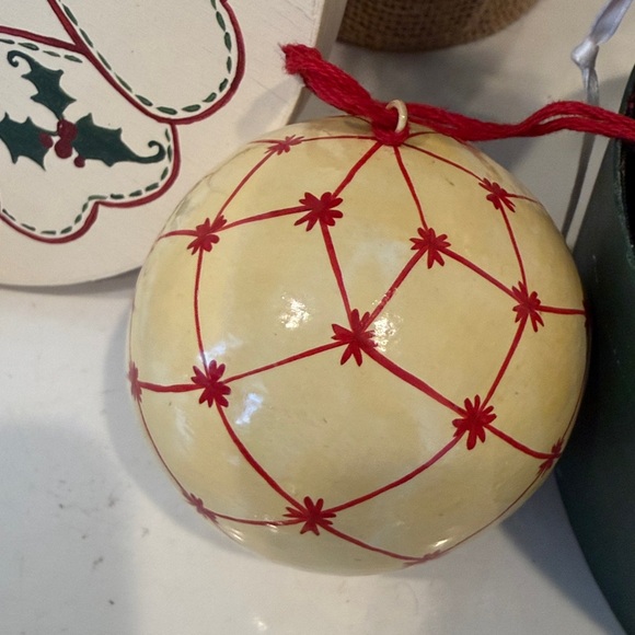 Folk Art Wood Box - Vintage Hand painted Christmas Ornaments Set of 4 - Picture 4 of 14